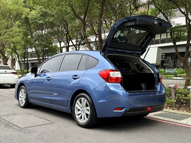 〈低里程頂級五門掀背鯊〉一手車原鈑件/摸門/一鍵啟動/定速/日行燈/HID自動頭燈/雨滴感應/分區溫控/循跡/AWD  第20張相片