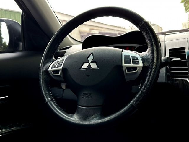 〈平價露營SUV首選〉稀有4WD旗艦版/一手車原版件/僅跑10萬公里/HID頭燈/電動椅/免鑰啟動/恆溫/天窗/換檔快撥  第8張相片