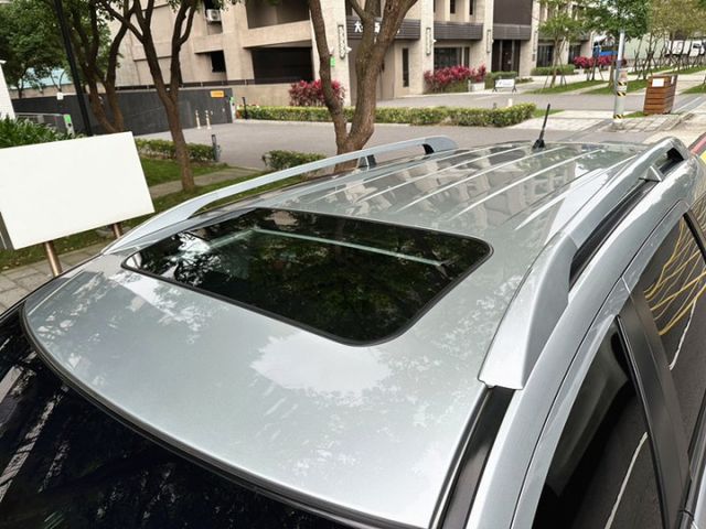 〈平價露營SUV首選〉稀有4WD旗艦版/一手車原版件/僅跑10萬公里/HID頭燈/電動椅/免鑰啟動/恆溫/天窗/換檔快撥  第17張相片