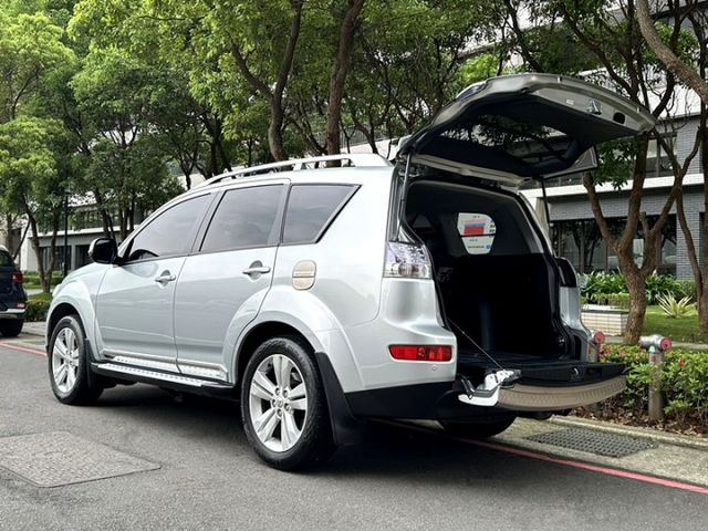 〈平價露營SUV首選〉稀有4WD旗艦版/一手車原版件/僅跑10萬公里/HID頭燈/電動椅/免鑰啟動/恆溫/天窗/換檔快撥  第20張相片