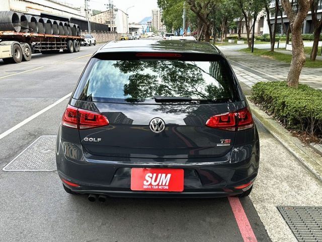 〈低預算入手熱門掀背小鋼砲〉七代特殊灰1.4TSI/一手認證車/原版件/里程保證/LED日行燈/定速/恆溫/多媒體影音  第5張相片