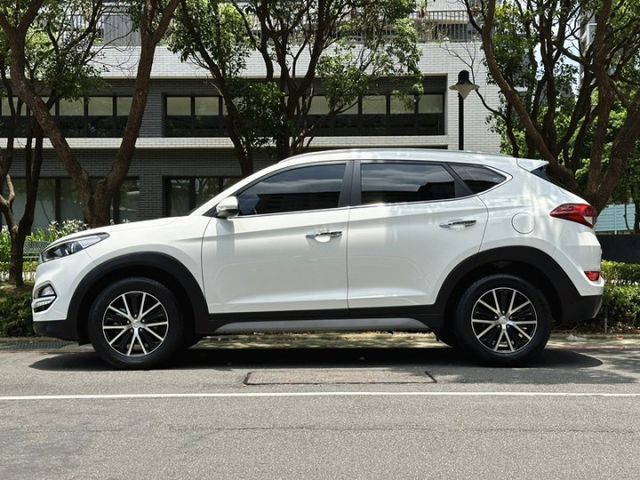 〈稀有極品低里程〉1.6T省稅金/原版件/原廠保養/I-KEY/盲點/定速/電動椅/安卓機/升級HID自動頭燈/分區恆溫  第3張相片