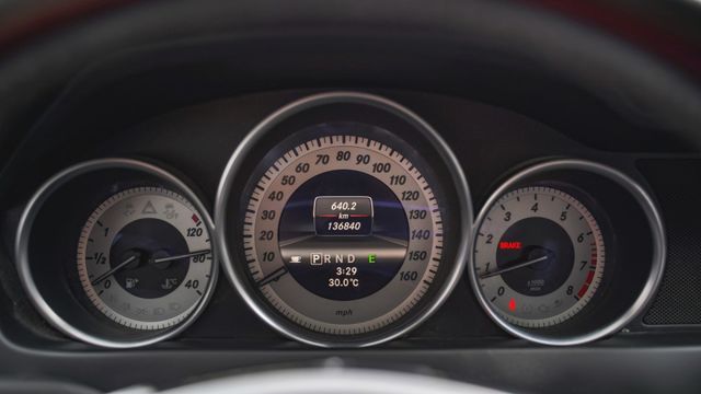 傳說中的神車.天窗頂級.渦輪.靈活後驅.定速.快控鍵.主動安全預防.雙電椅.恆溫.HID.年跑1.5萬.讓您快速進階入手  第4張相片