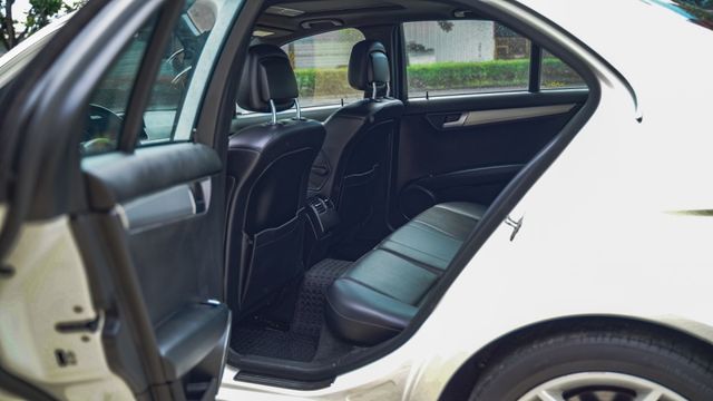 傳說中的神車.天窗頂級.渦輪.靈活後驅.定速.快控鍵.主動安全預防.雙電椅.恆溫.HID.年跑1.5萬.讓您快速進階入手  第7張相片