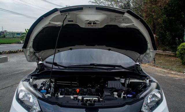 17年式 日式SUV精品車 I-KEY 定速 換檔撥片 恆溫 TCS防滑 導航倒車顯影 高階影音 俐落好開 享受駕馭感!  第3張相片