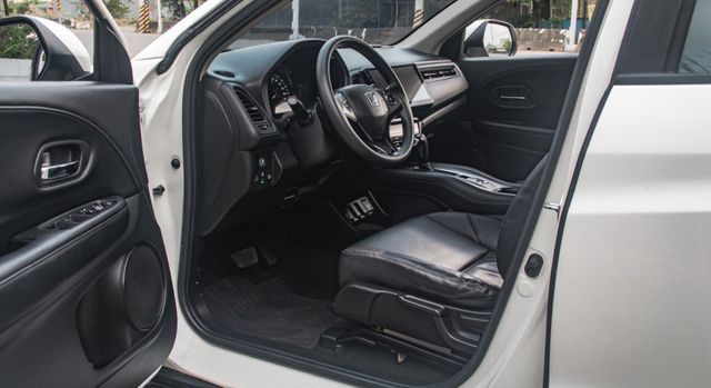 17年式 日式SUV精品車 I-KEY 定速 換檔撥片 恆溫 TCS防滑 導航倒車顯影 高階影音 俐落好開 享受駕馭感!  第4張相片