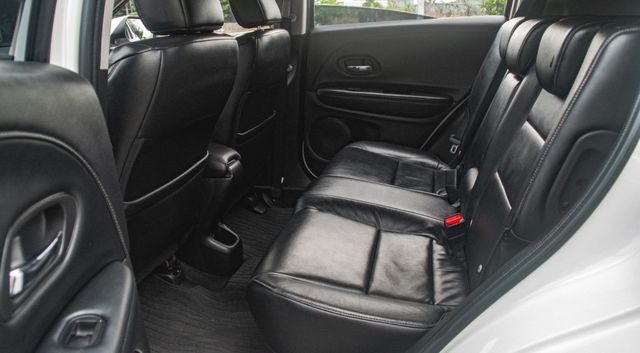 17年式 日式SUV精品車 I-KEY 定速 換檔撥片 恆溫 TCS防滑 導航倒車顯影 高階影音 俐落好開 享受駕馭感!  第5張相片