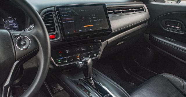 17年式 日式SUV精品車 I-KEY 定速 換檔撥片 恆溫 TCS防滑 導航倒車顯影 高階影音 俐落好開 享受駕馭感!  第6張相片