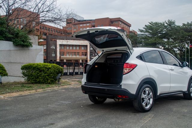 17年式 日式SUV精品車 I-KEY 定速 換檔撥片 恆溫 TCS防滑 導航倒車顯影 高階影音 俐落好開 享受駕馭感!  第17張相片