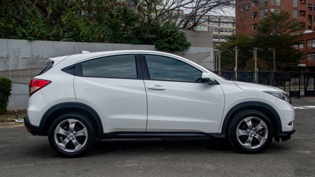 17年式 日式SUV精品車 I-KEY 定速 換檔撥片 恆溫 TCS防滑 導航倒車顯影 高階影音 俐落好開 享受駕馭感!  第20張相片