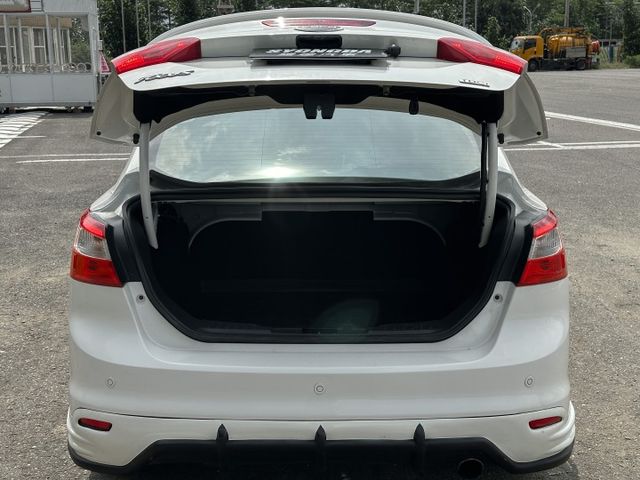 FOCUS 4D . 柴油鋼砲 . 認證車 . 實跑8.9萬公里 . 高雄在地深耕 .二手新古車推薦  :  雄達汽車.  第19張相片