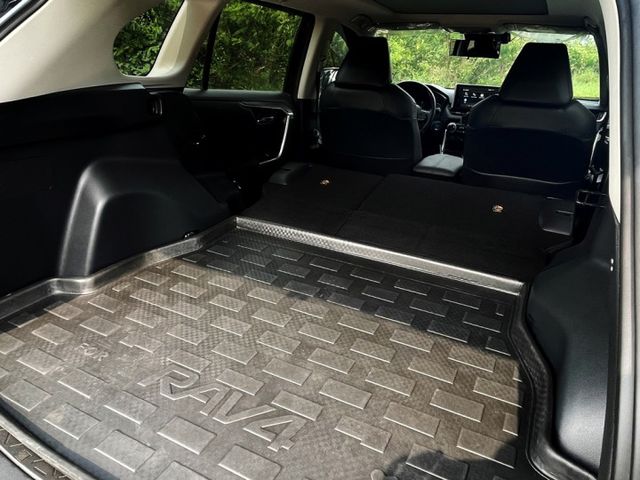 用最好的車況挑戰網路最低價.新20年RAV4旗艦版4WD.全景天窗. 環景.通風座椅.摸門.影音.Carplay.電尾門  第17張相片