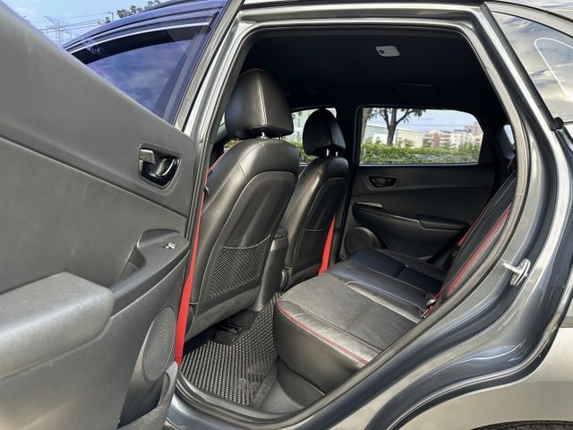 搶手的1.6t.渦輪.4WD.頂級版.定速.換道.偏離.置中.急煞.HUD.倒顯影音.前後雷達.後座倒覆.車頂架.多功能  第11張相片