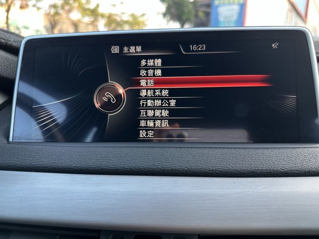 犀利的X5 35I.渦輪.全景大天窗.換檔撥片.雙電動椅.導航.倒顯.影音.吸門.後座可分離倒覆平整.優質內裝.俐落操控  第5張相片