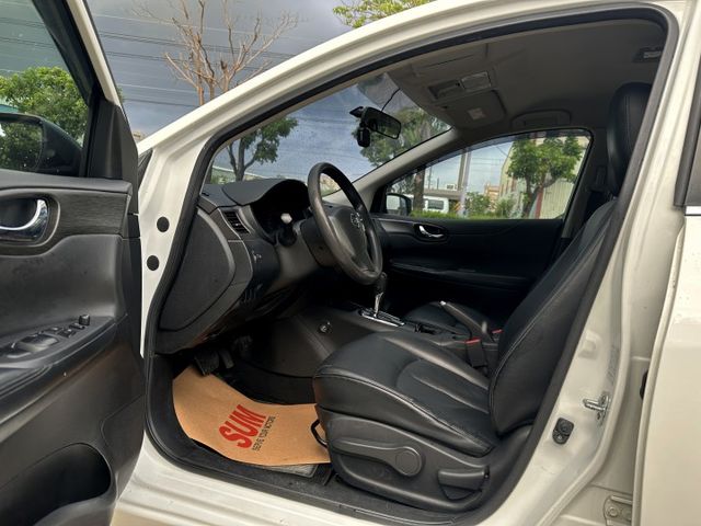 最搶手五門 旗艦款 I-KEY 定速 雙區恆溫 導航 倒車顯影 多元影音 前後出風口 後座分離倒覆 上班渡假到處任遨遊!  第3張相片