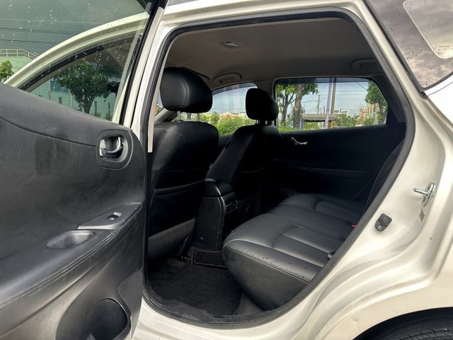 最搶手五門 旗艦款 I-KEY 定速 雙區恆溫 導航 倒車顯影 多元影音 前後出風口 後座分離倒覆 上班渡假到處任遨遊!  第11張相片