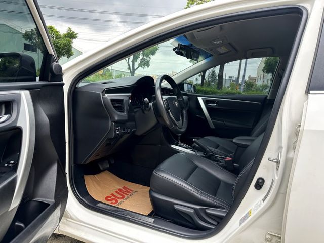 原鈑件好車 豪華型 I-KEY 恆溫 定速 TCS防滑 導航 倒車顯影 多元影音 後座分離倒覆 俐落操控感 好開又好養  第4張相片