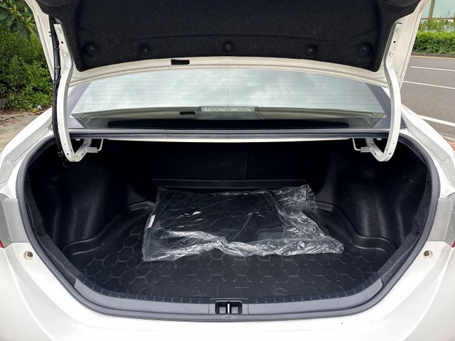 原鈑件好車 豪華型 I-KEY 恆溫 定速 TCS防滑 導航 倒車顯影 多元影音 後座分離倒覆 俐落操控感 好開又好養  第15張相片