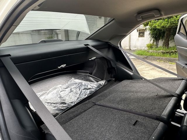 原鈑件好車 豪華型 I-KEY 恆溫 定速 TCS防滑 導航 倒車顯影 多元影音 後座分離倒覆 俐落操控感 好開又好養  第17張相片
