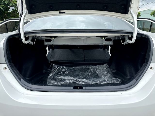 原鈑件好車 豪華型 I-KEY 恆溫 定速 TCS防滑 導航 倒車顯影 多元影音 後座分離倒覆 俐落操控感 好開又好養  第18張相片