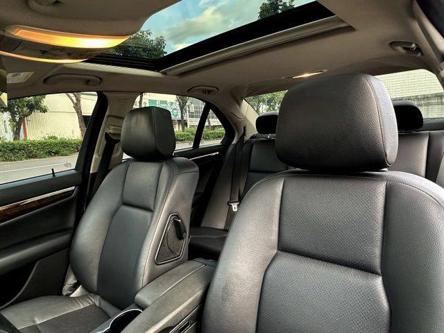 天窗頂級 大包 全套4摸門 I-KEY 定速 雙電椅 盲點 置中 前後影像 導航 影音 高級音響 酷帥轎跑車 超高質感  第13張相片