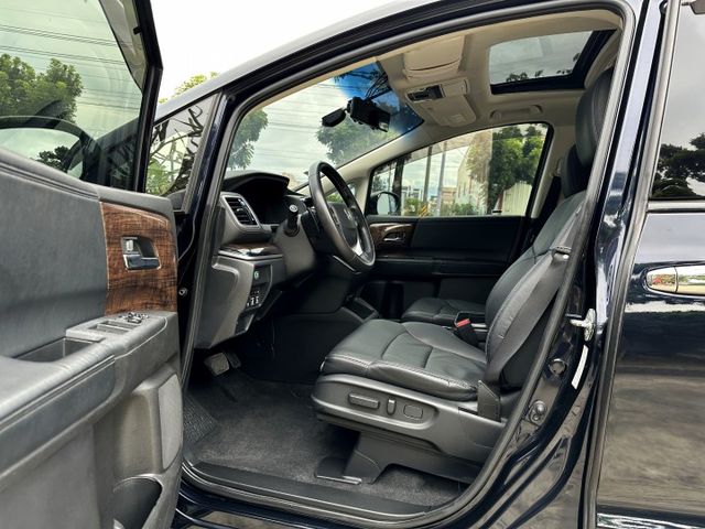 頂級七人座 天窗 I-KEY 三區恆溫 換道 盲點 斜坡輔助 電椅 電滑門 導航 環景 多元影音 腳靠 後排可調整變化!  第3張相片