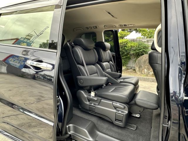 頂級七人座 天窗 I-KEY 三區恆溫 換道 盲點 斜坡輔助 電椅 電滑門 導航 環景 多元影音 腳靠 後排可調整變化!  第6張相片