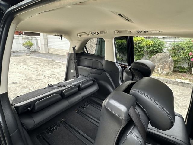 頂級七人座 天窗 I-KEY 三區恆溫 換道 盲點 斜坡輔助 電椅 電滑門 導航 環景 多元影音 腳靠 後排可調整變化!  第7張相片