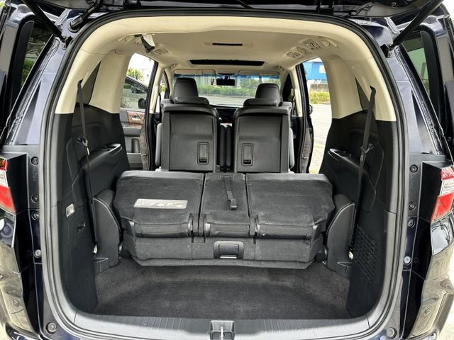 頂級七人座 天窗 I-KEY 三區恆溫 換道 盲點 斜坡輔助 電椅 電滑門 導航 環景 多元影音 腳靠 後排可調整變化!  第13張相片