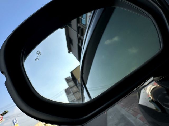 頂級七人座 天窗 I-KEY 三區恆溫 換道 盲點 斜坡輔助 電椅 電滑門 導航 環景 多元影音 腳靠 後排可調整變化!  第19張相片