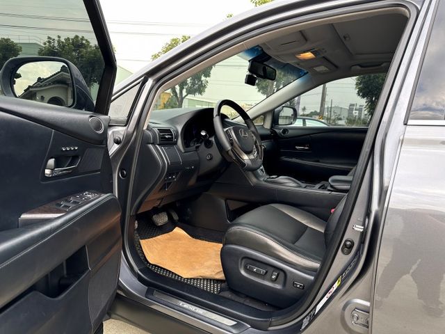 13年式 頂級版 年跑1萬多 天窗 分區恆溫 HID 雙腰靠電椅 倒車顯影 導航影音 電尾門 後座滑移傾角調整 豪氣典雅  第4張相片