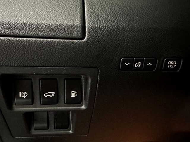 13年式 頂級版 年跑1萬多 天窗 分區恆溫 HID 雙腰靠電椅 倒車顯影 導航影音 電尾門 後座滑移傾角調整 豪氣典雅  第5張相片