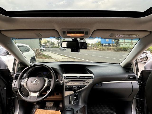 13年式 頂級版 年跑1萬多 天窗 分區恆溫 HID 雙腰靠電椅 倒車顯影 導航影音 電尾門 後座滑移傾角調整 豪氣典雅  第13張相片