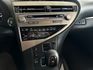 13年式 頂級版 年跑1萬多 天窗 分區恆溫 HID 雙腰靠電椅 倒車顯影 導航影音 電尾門 後座滑移傾角調整 豪氣典雅  第14張縮圖