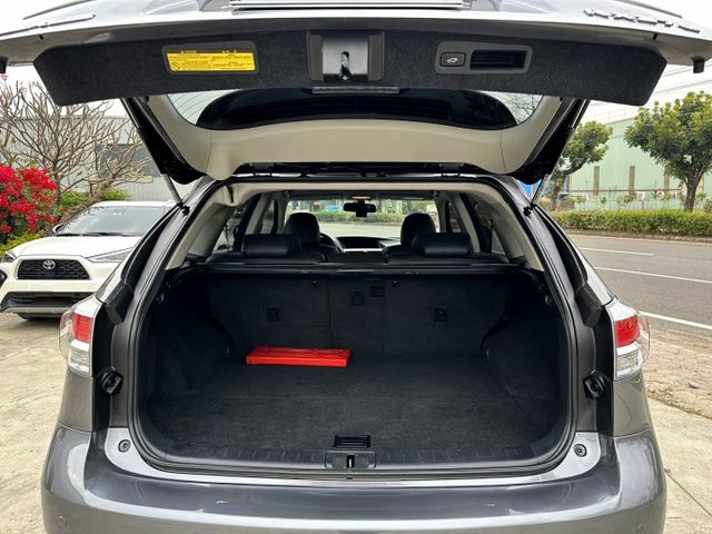 13年式 頂級版 年跑1萬多 天窗 分區恆溫 HID 雙腰靠電椅 倒車顯影 導航影音 電尾門 後座滑移傾角調整 豪氣典雅  第16張相片