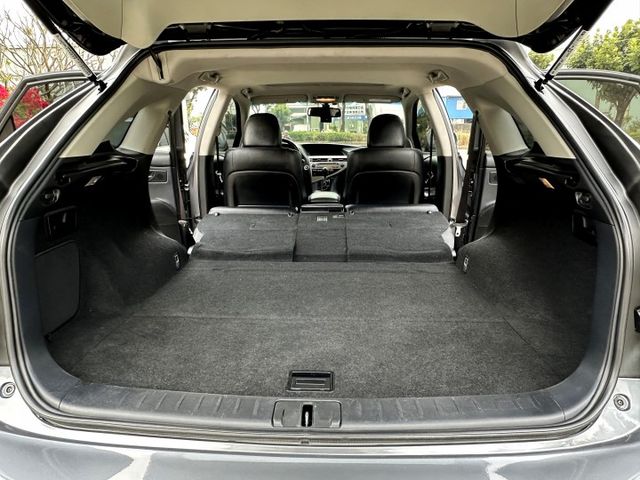 13年式 頂級版 年跑1萬多 天窗 分區恆溫 HID 雙腰靠電椅 倒車顯影 導航影音 電尾門 後座滑移傾角調整 豪氣典雅  第17張相片