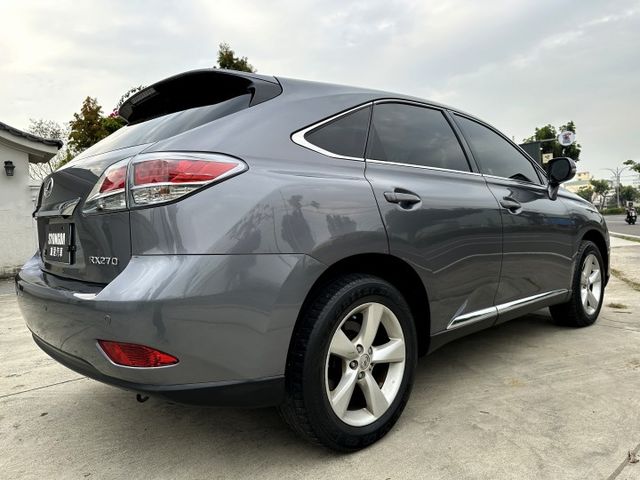 13年式 頂級版 年跑1萬多 天窗 分區恆溫 HID 雙腰靠電椅 倒車顯影 導航影音 電尾門 後座滑移傾角調整 豪氣典雅  第18張相片