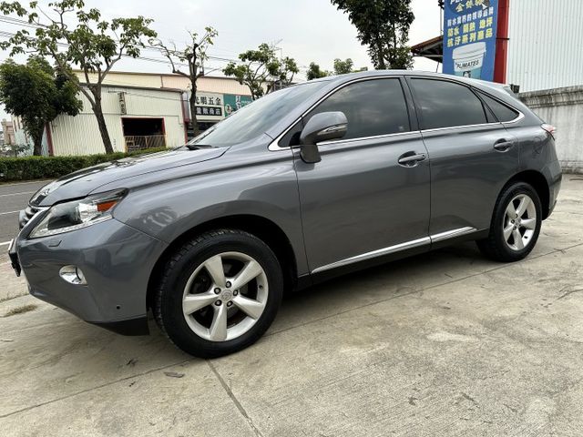 13年式 頂級版 年跑1萬多 天窗 分區恆溫 HID 雙腰靠電椅 倒車顯影 導航影音 電尾門 後座滑移傾角調整 豪氣典雅  第20張相片