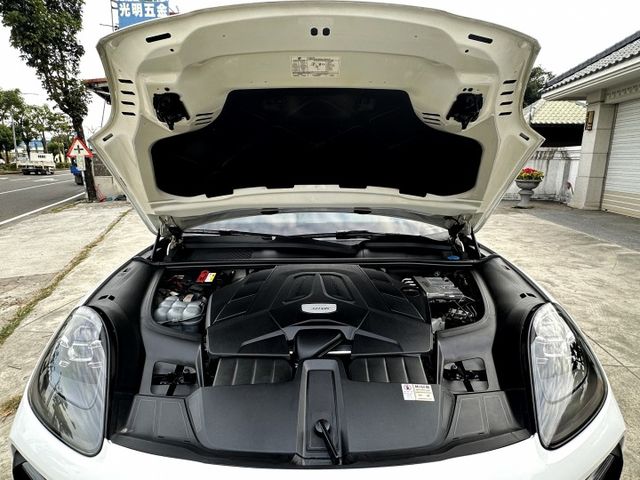 20年式 選配氣壓懸吊 矩陣頭燈 跑車套件 電動尾翼 渦輪 4WD 全景天窗 快撥片 雙電椅 高級影音 電尾門 20吋圈  第2張相片