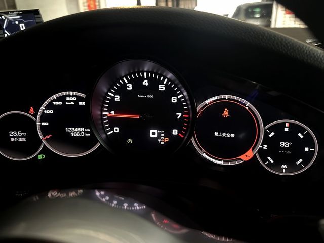 20年式 選配氣壓懸吊 矩陣頭燈 跑車套件 電動尾翼 渦輪 4WD 全景天窗 快撥片 雙電椅 高級影音 電尾門 20吋圈  第3張相片