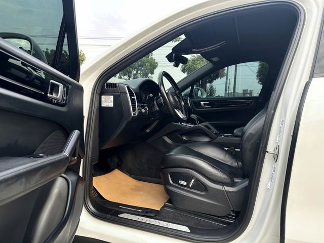 20年式 選配氣壓懸吊 矩陣頭燈 跑車套件 電動尾翼 渦輪 4WD 全景天窗 快撥片 雙電椅 高級影音 電尾門 20吋圈  第4張相片