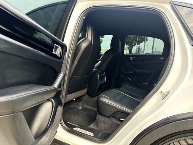 20年式 選配氣壓懸吊 矩陣頭燈 跑車套件 電動尾翼 渦輪 4WD 全景天窗 快撥片 雙電椅 高級影音 電尾門 20吋圈  第10張相片