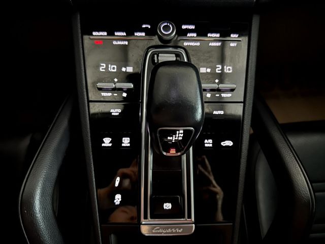 20年式 選配氣壓懸吊 矩陣頭燈 跑車套件 電動尾翼 渦輪 4WD 全景天窗 快撥片 雙電椅 高級影音 電尾門 20吋圈  第13張相片