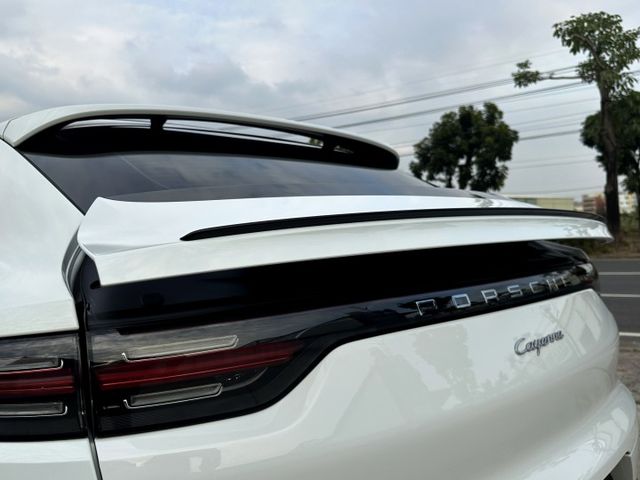 20年式 選配氣壓懸吊 矩陣頭燈 跑車套件 電動尾翼 渦輪 4WD 全景天窗 快撥片 雙電椅 高級影音 電尾門 20吋圈  第14張相片