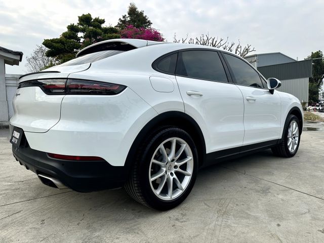 20年式 選配氣壓懸吊 矩陣頭燈 跑車套件 電動尾翼 渦輪 4WD 全景天窗 快撥片 雙電椅 高級影音 電尾門 20吋圈  第15張相片