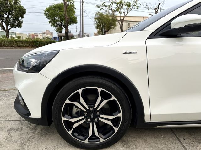 原鈑件 渦輪 I-KEY摸門 快撥片 電椅腰靠 偏離 ACC全速域跟車 急煞 HUD 導航 倒顯 B&O音響 運動轎旅  第2張相片