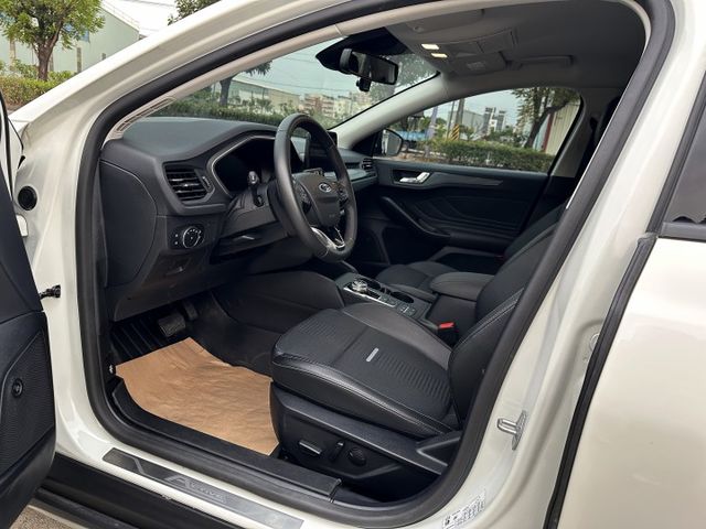 原鈑件 渦輪 I-KEY摸門 快撥片 電椅腰靠 偏離 ACC全速域跟車 急煞 HUD 導航 倒顯 B&O音響 運動轎旅  第4張相片