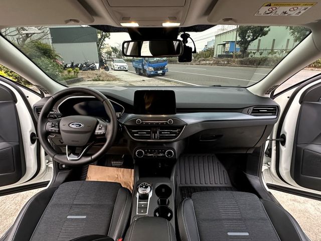 原鈑件 渦輪 I-KEY摸門 快撥片 電椅腰靠 偏離 ACC全速域跟車 急煞 HUD 導航 倒顯 B&O音響 運動轎旅  第12張相片