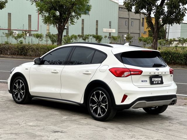 原鈑件 渦輪 I-KEY摸門 快撥片 電椅腰靠 偏離 ACC全速域跟車 急煞 HUD 導航 倒顯 B&O音響 運動轎旅  第15張相片