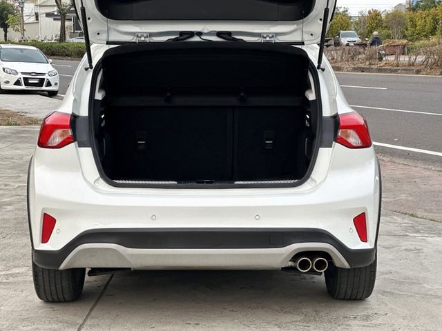 原鈑件 渦輪 I-KEY摸門 快撥片 電椅腰靠 偏離 ACC全速域跟車 急煞 HUD 導航 倒顯 B&O音響 運動轎旅  第17張相片